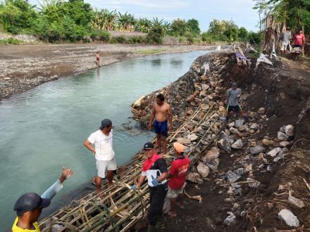 Warga Kalanganyar Gotong Royong Perbaiki Tanggul Sungai Banyuraras  Yang Jebol